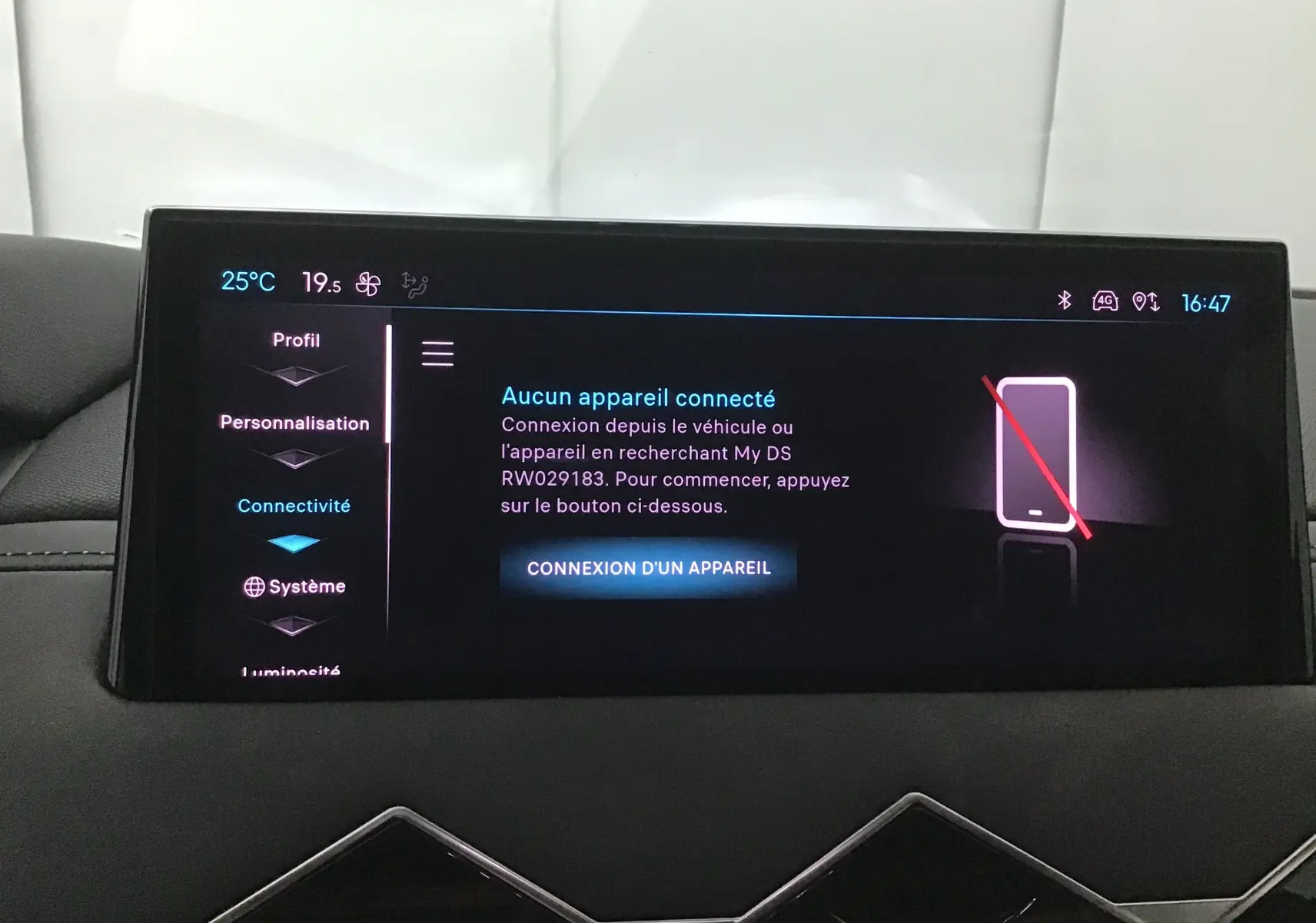 Écran tactile central du tableau de bord du DS3 Crossback 2024 affichant le menu connectivité sans appareil connecté.