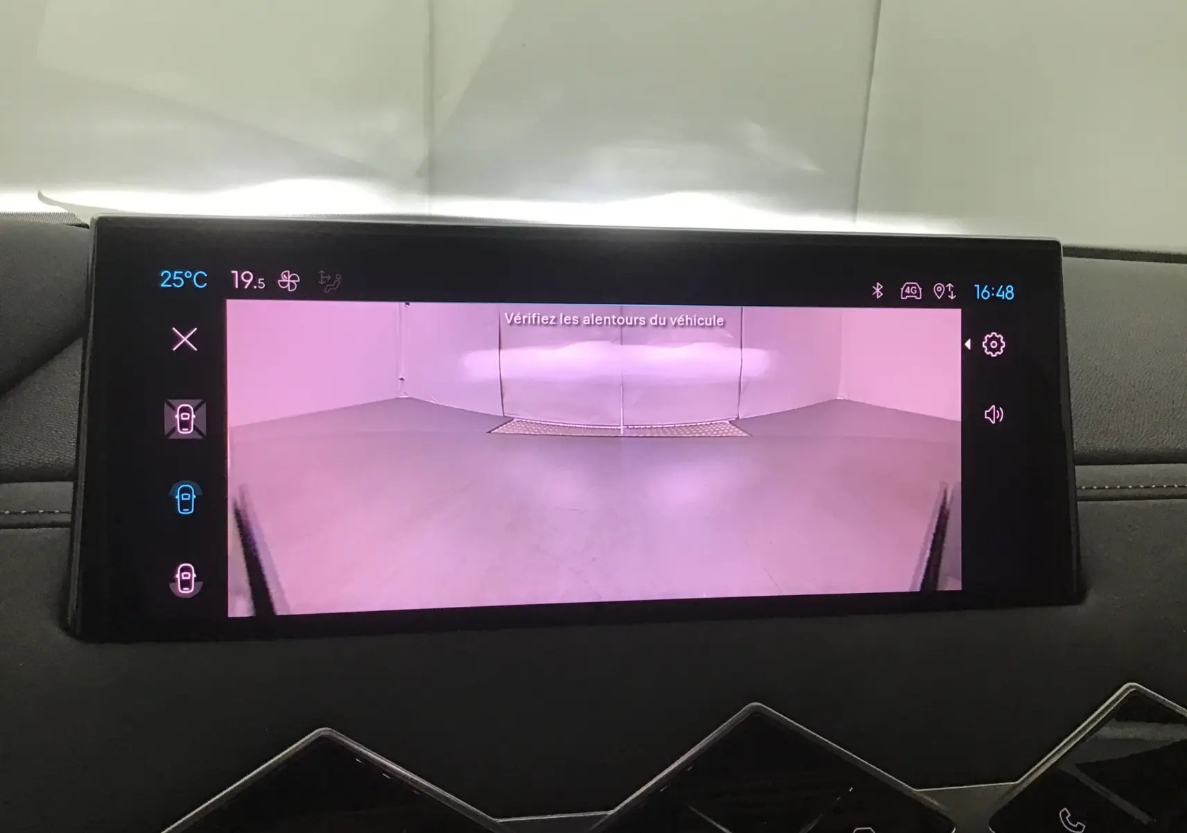 Écran central du DS3 Crossback 2024 affichant la caméra de recul dans un parking fermé, interface moderne noire.