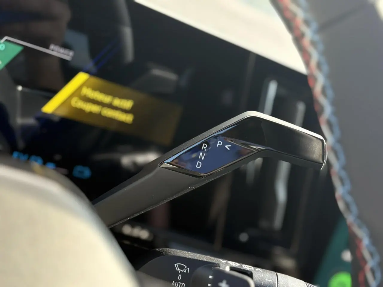 Le levier de boîte automatique noir avec marquages R, N, D, P dans l'habitacle du Renault Austral 2025.