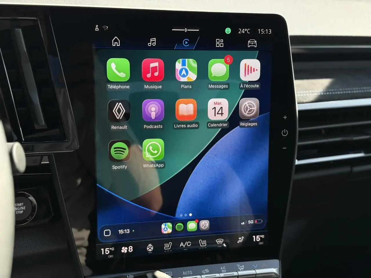 Écran tactile central du Renault Austral E-Tech gris Schiste, affichant les applications connectées avec interface moderne.
