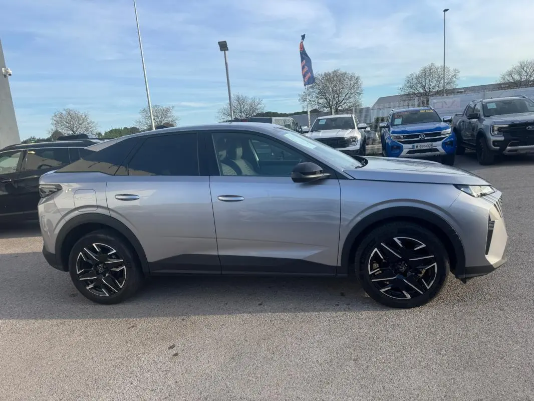 Peugeot 3008 Hybrid gris en vue de profil côté gauche, avec jantes alliage noires 19 pouces et toit noir contrasté.