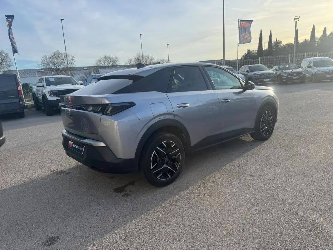 PEUGEOT 3008 Hybrid gris vu en 3/4 arrière droit, avec jantes alliage noires et toit noir contrasté.