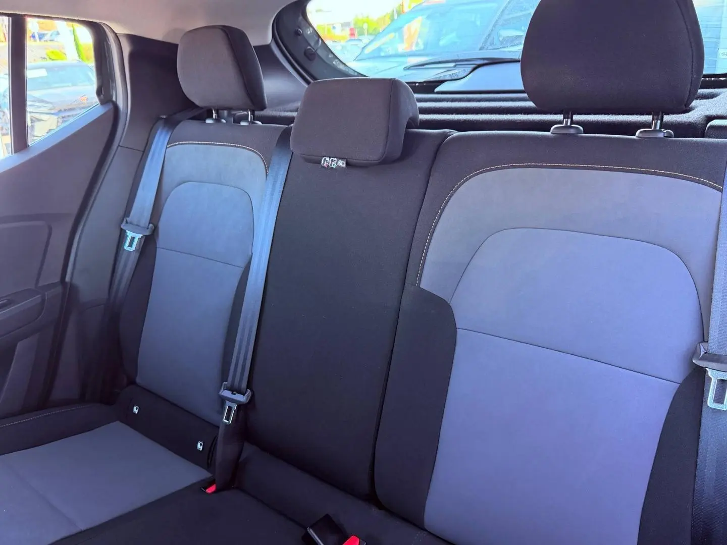 Vue intérieure sur la banquette arrière en tissu brun cuivré et noir de la Dacia Sandero Stepway 2025.
