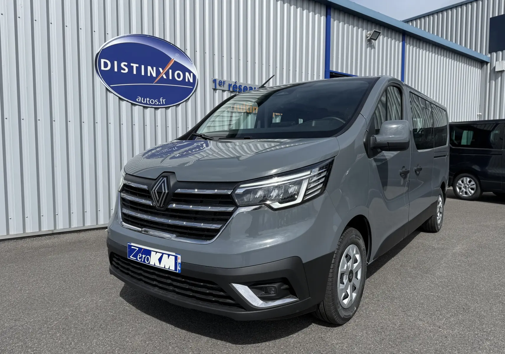 Renault Trafic Combi gris Urban vu en 3/4 avant droit, avec calandre noire et phares LED modernes.