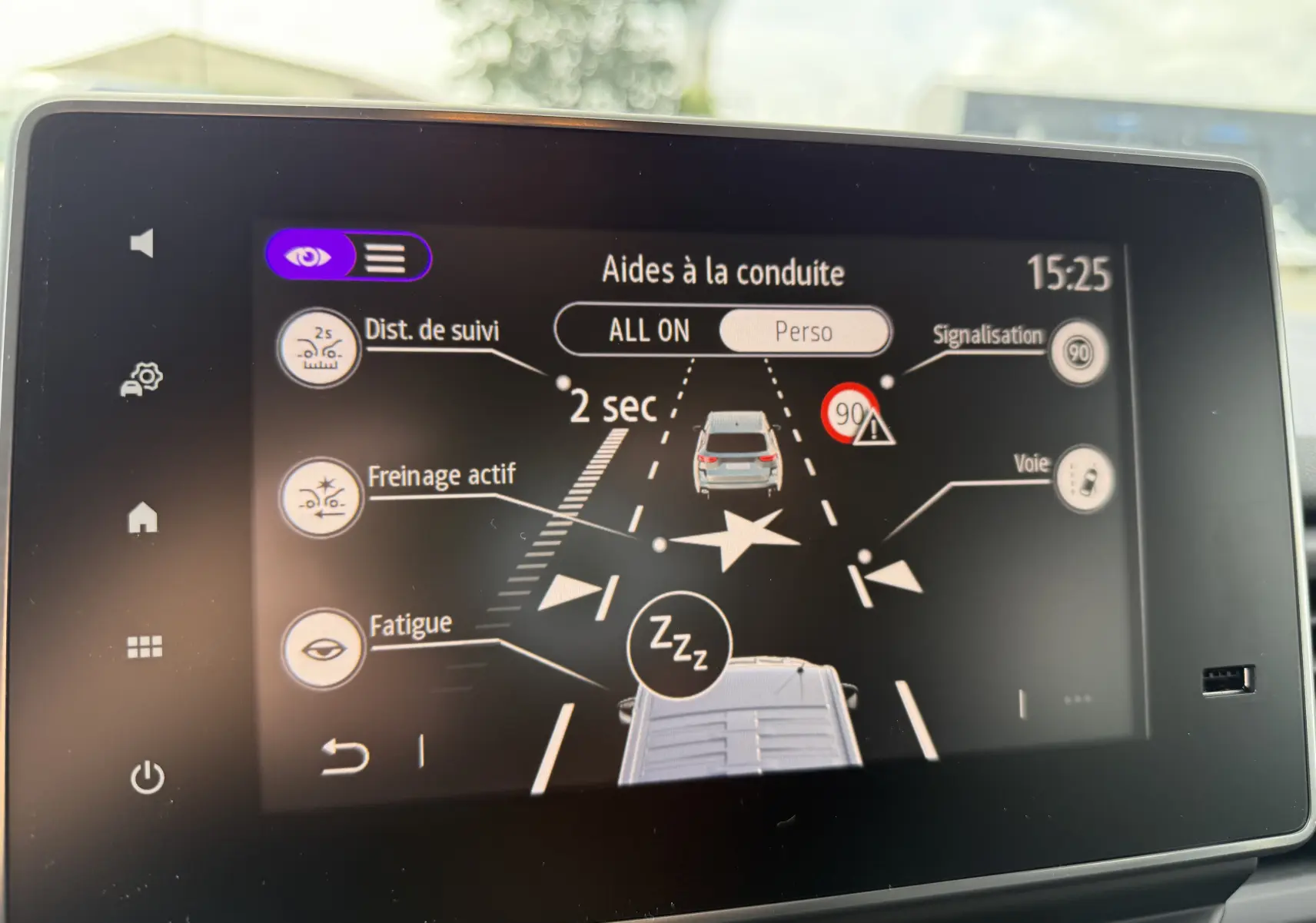 Écran intérieur du Renault Trafic Combi 2025 montrant les aides à la conduite avec alertes de distance, freinage et fatigue.