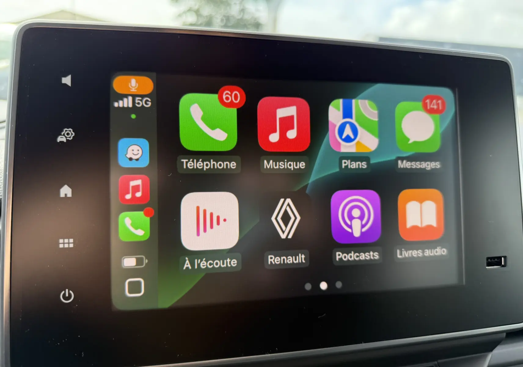 Écran tactile intérieur du Renault Trafic Combi 2025 affichant les applications téléphone, musique et navigation.