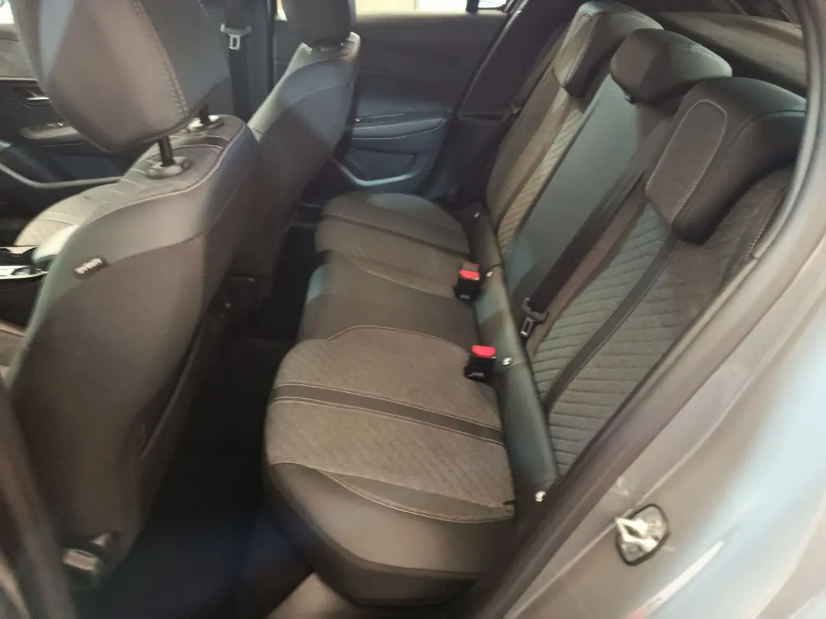 Vue côté droit sur la banquette arrière gris foncé avec tissu et cuir de la Peugeot 208 PureTech 100 S&S Allure 2025.