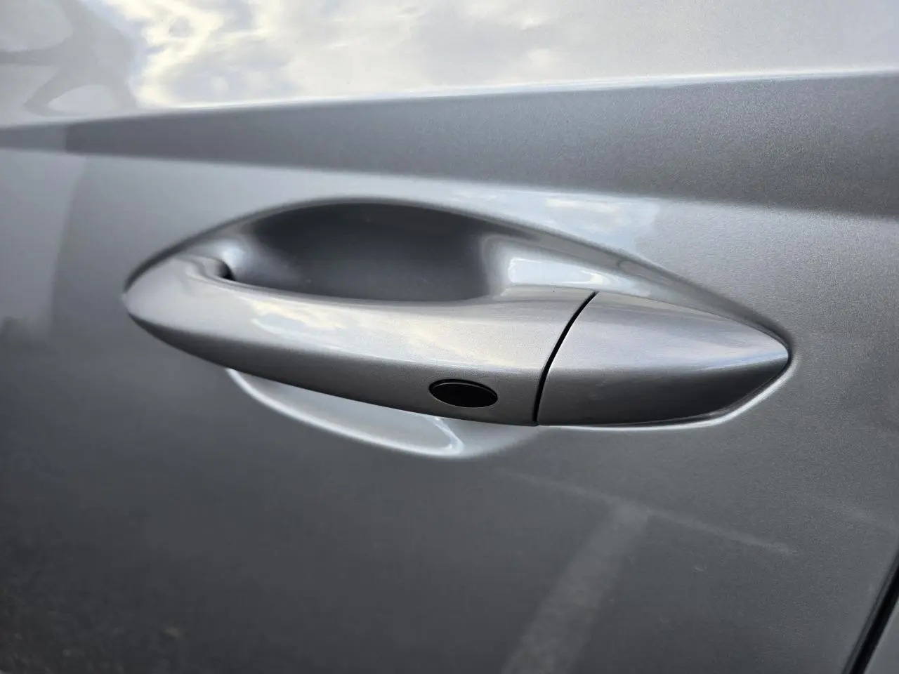 Poignée de porte côté droit en gros plan sur Hyundai Tucson 2025 couleur argent métallisé Shimmering Silver.