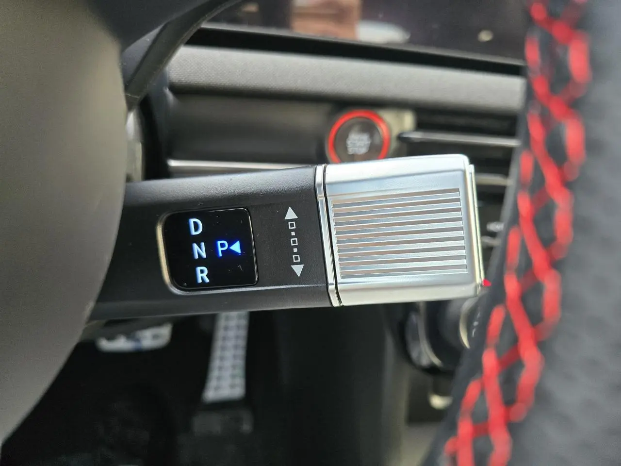 Gros plan sur la commande de boîte automatique argentée avec affichage digital bleu dans l'habitacle du Hyundai Tucson N Line.