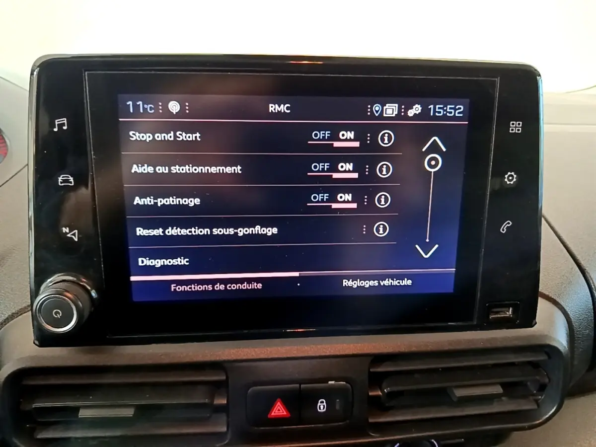 Écran tactile central du tableau de bord du Peugeot Partner 2021 affichant les réglages d’aide à la conduite.