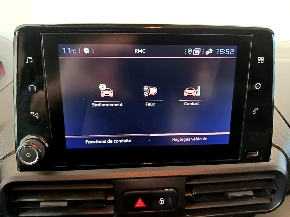 Écran tactile central du tableau de bord du Peugeot Partner 2021 affichant les options de conduite.