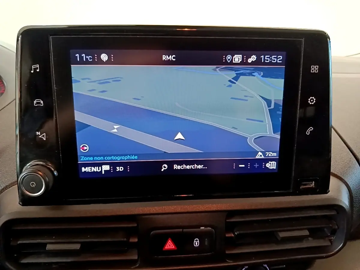 Écran tactile central du tableau de bord du Peugeot Partner 2021 affichant la navigation GPS en mode carte.