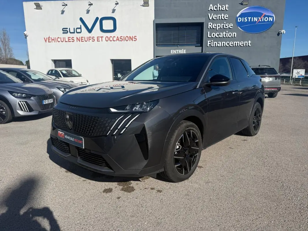 Peugeot 3008 Hybrid gris en 3/4 avant droit, avec jantes alliage noires et calandre distinctive en concession.
