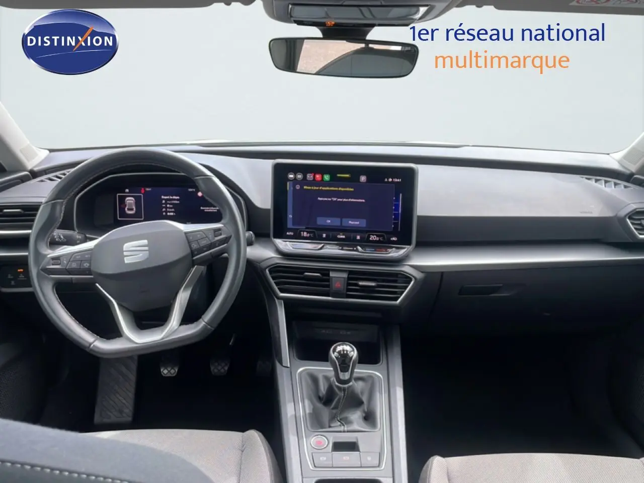 Vue intérieure frontale du tableau de bord et volant d'une SEAT LEON 2.0 TDI blanche avec boîte manuelle.