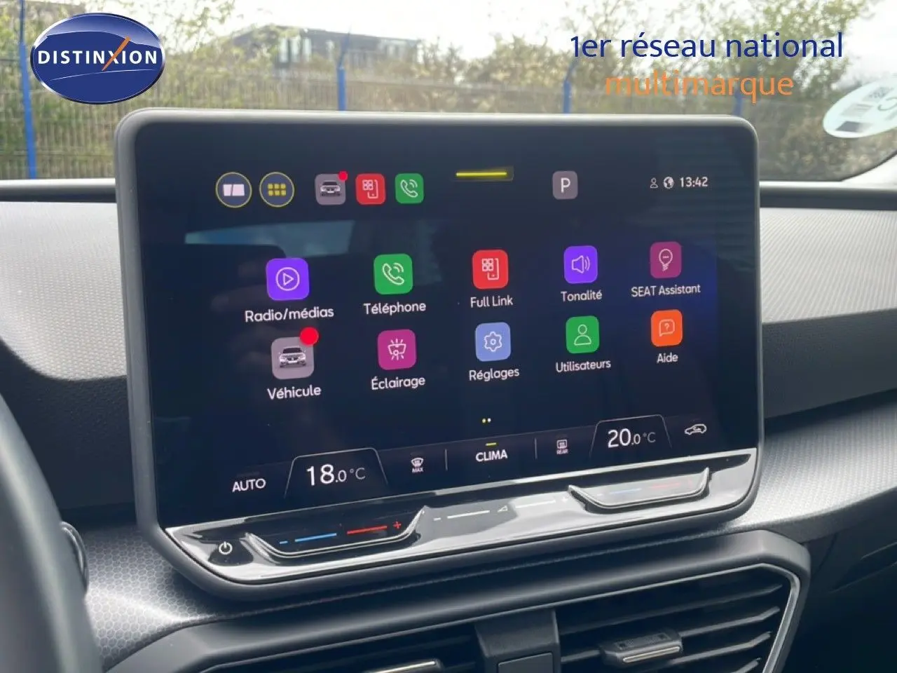 Écran tactile central de la SEAT LEON 2025, affichant les menus multimédia et climatisation, intérieur gris noir.