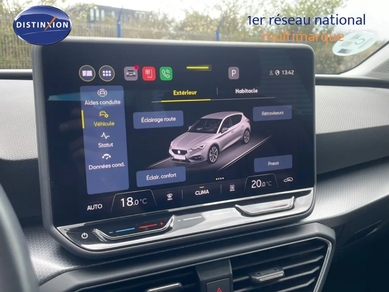 Écran tactile intérieur affichant les réglages du véhicule SEAT Leon 2025 en vue avant, avec interface moderne et climatisation.