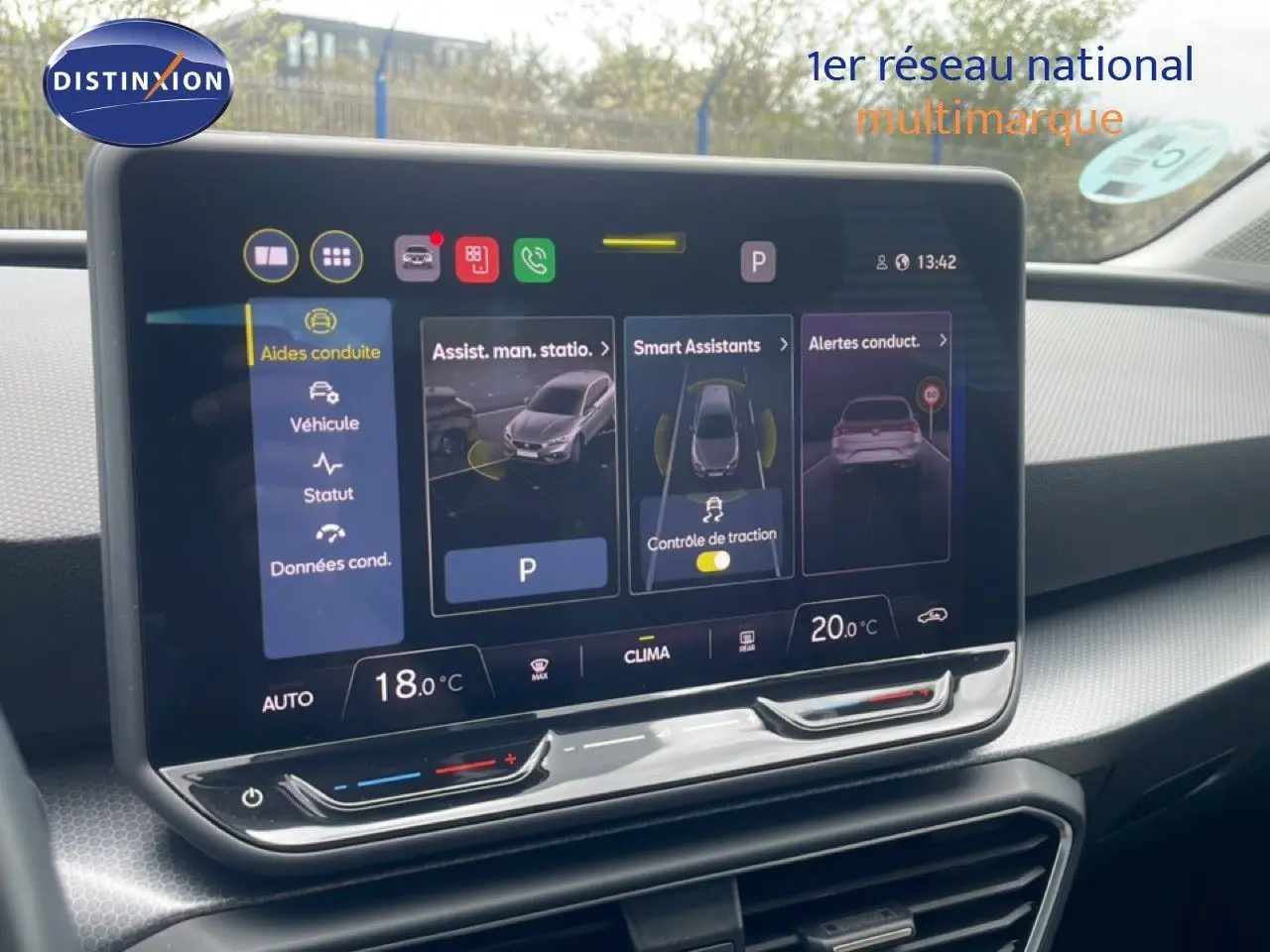 Écran tactile central du tableau de bord du SEAT LEON 2025, affichant les aides à la conduite et la climatisation.