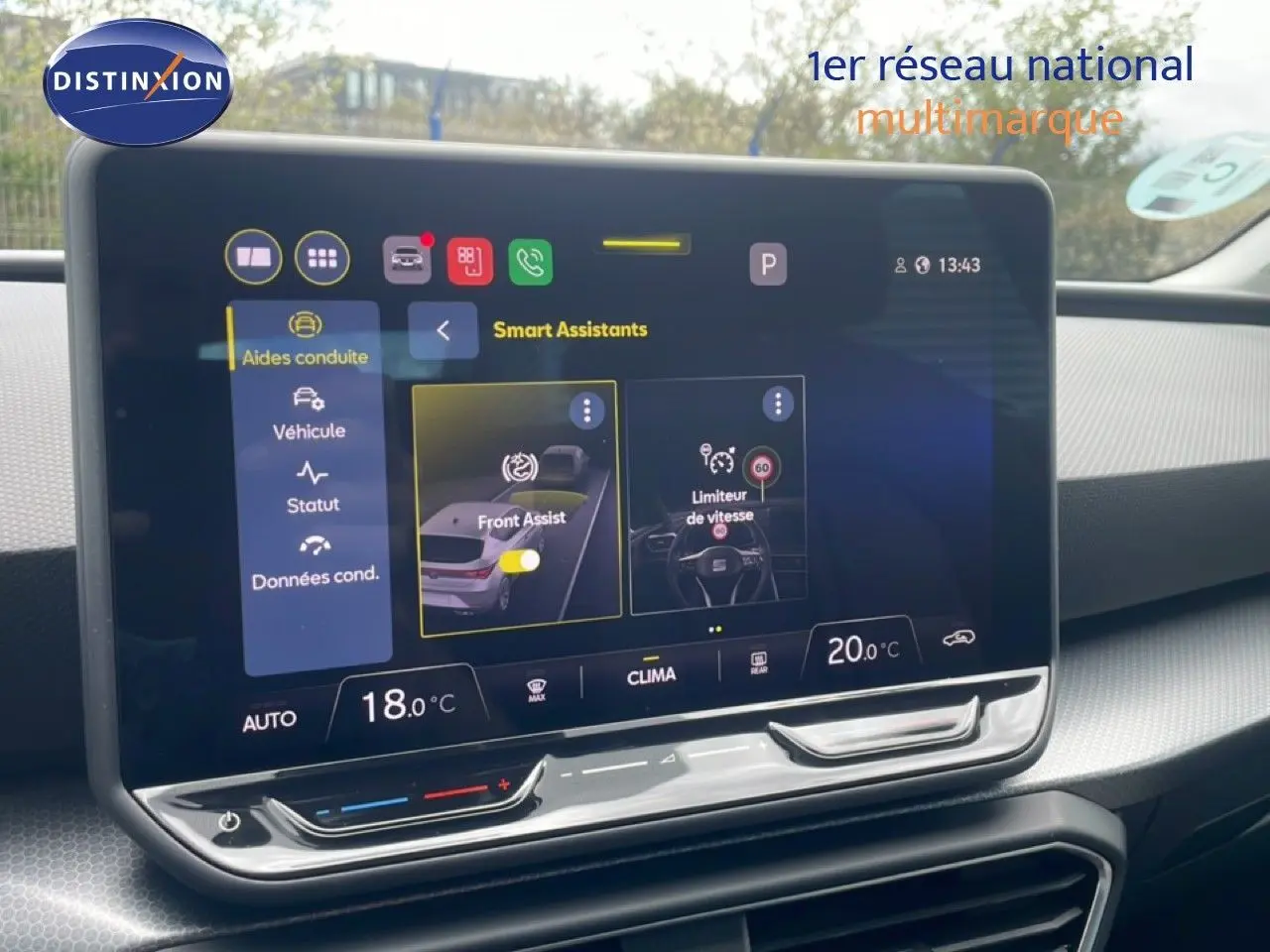 Écran tactile central affichant les assistants de conduite du SEAT LEON 2025, vue intérieure côté droit.