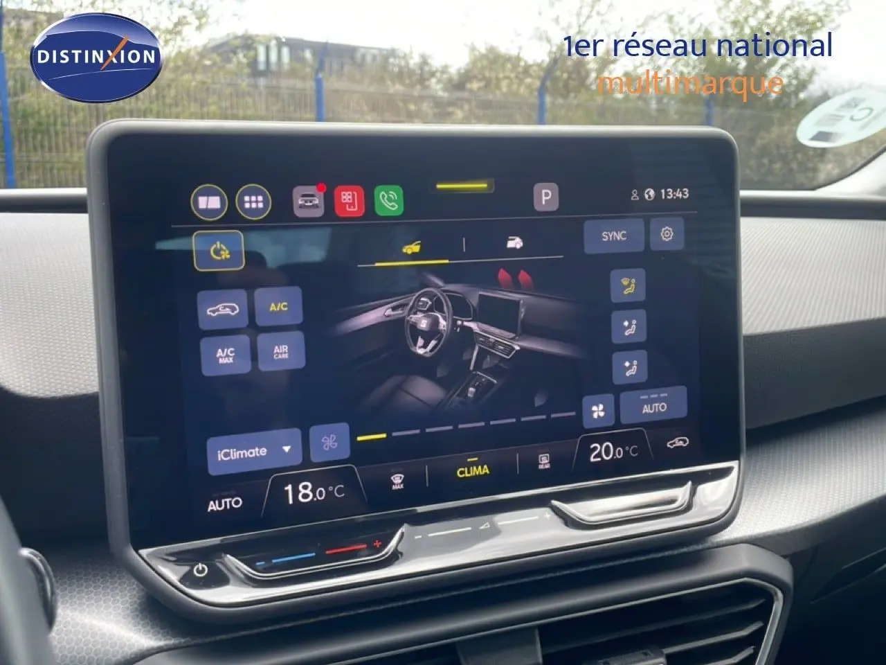 Écran tactile central de la SEAT LEON 2025 montrant les réglages de climatisation dans un intérieur gris noir.