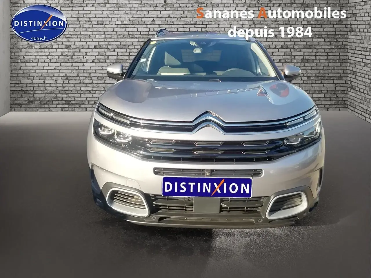 Vue avant d'un Citroën C5 Aircross gris métallisé avec projecteurs Full LED et calandre chromée.