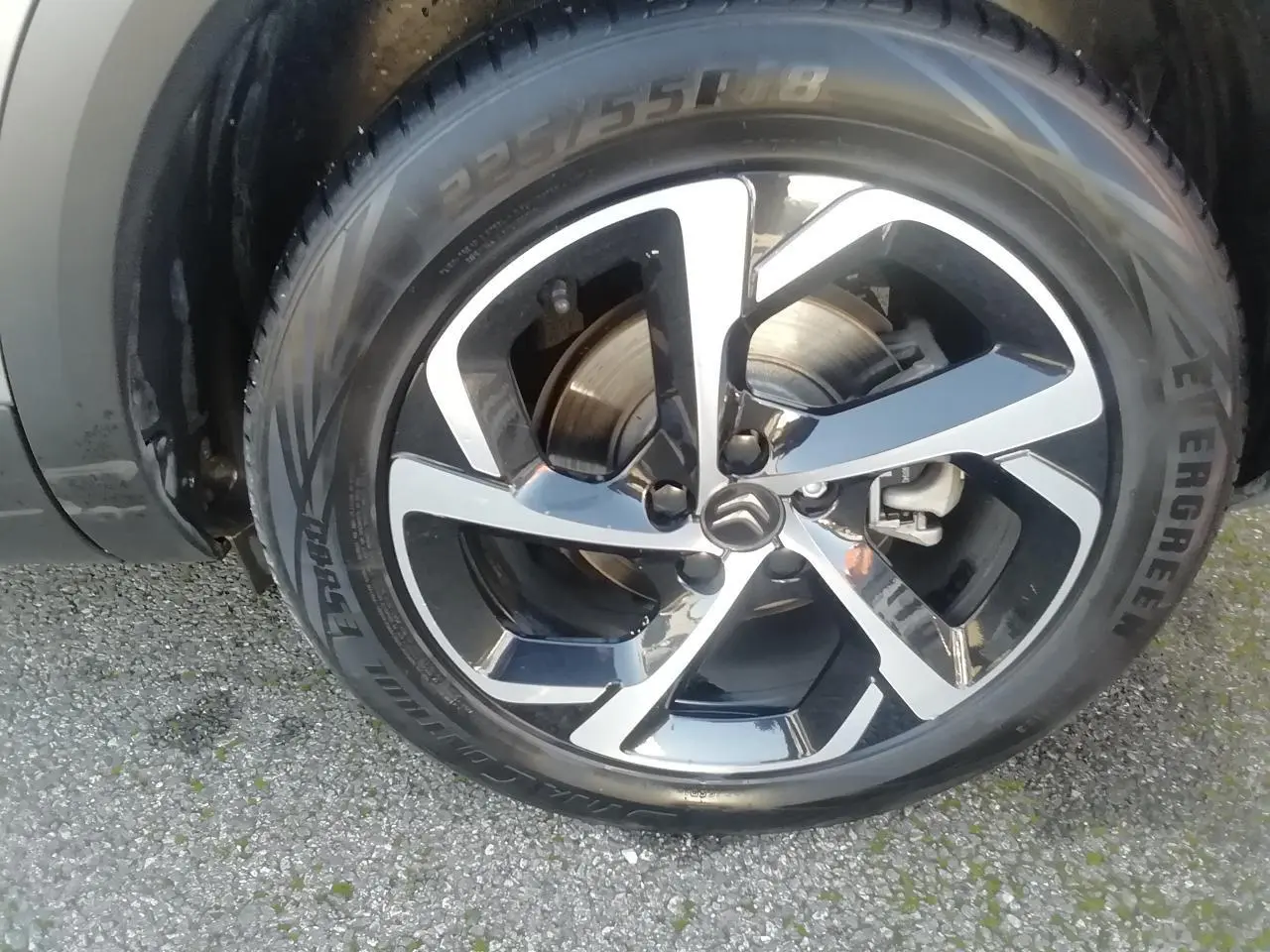Gros plan sur la jante alliage 18 pouces diamantée du côté gauche du Citroën C5 Aircross gris acier.