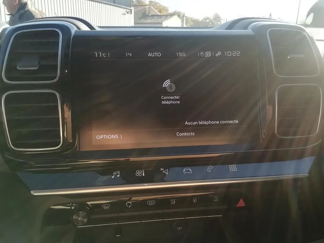 Vue rapprochée de l’écran tactile central du tableau de bord du Citroën C5 Aircross gris, affichant la connexion Bluetooth.