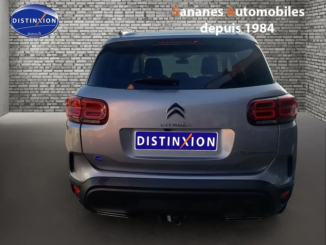 Vue arrière d'un Citroën C5 Aircross gris métallisé avec attelage col de cygne et feux arrière LED.