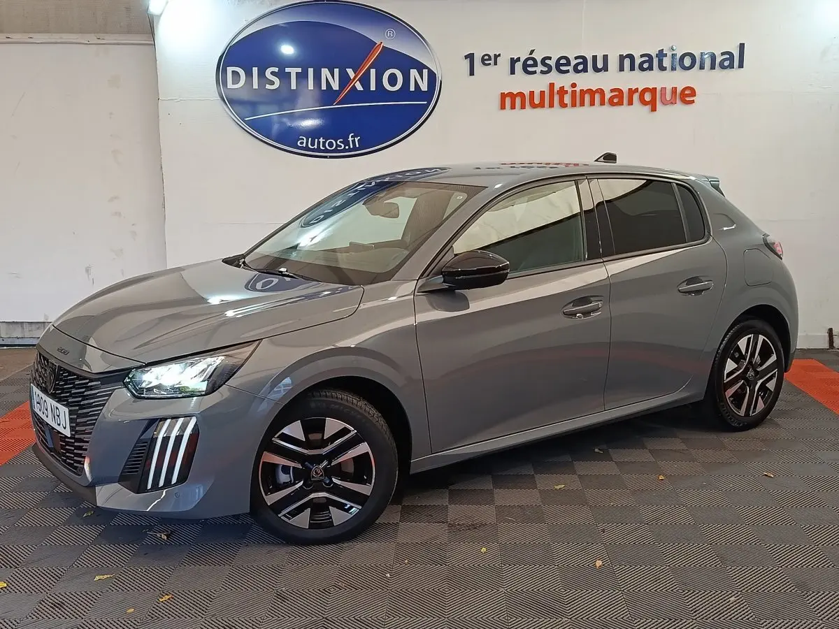 Peugeot 208 gris foncé vue de profil côté gauche, avec phares LED et jantes alliage distinctives.