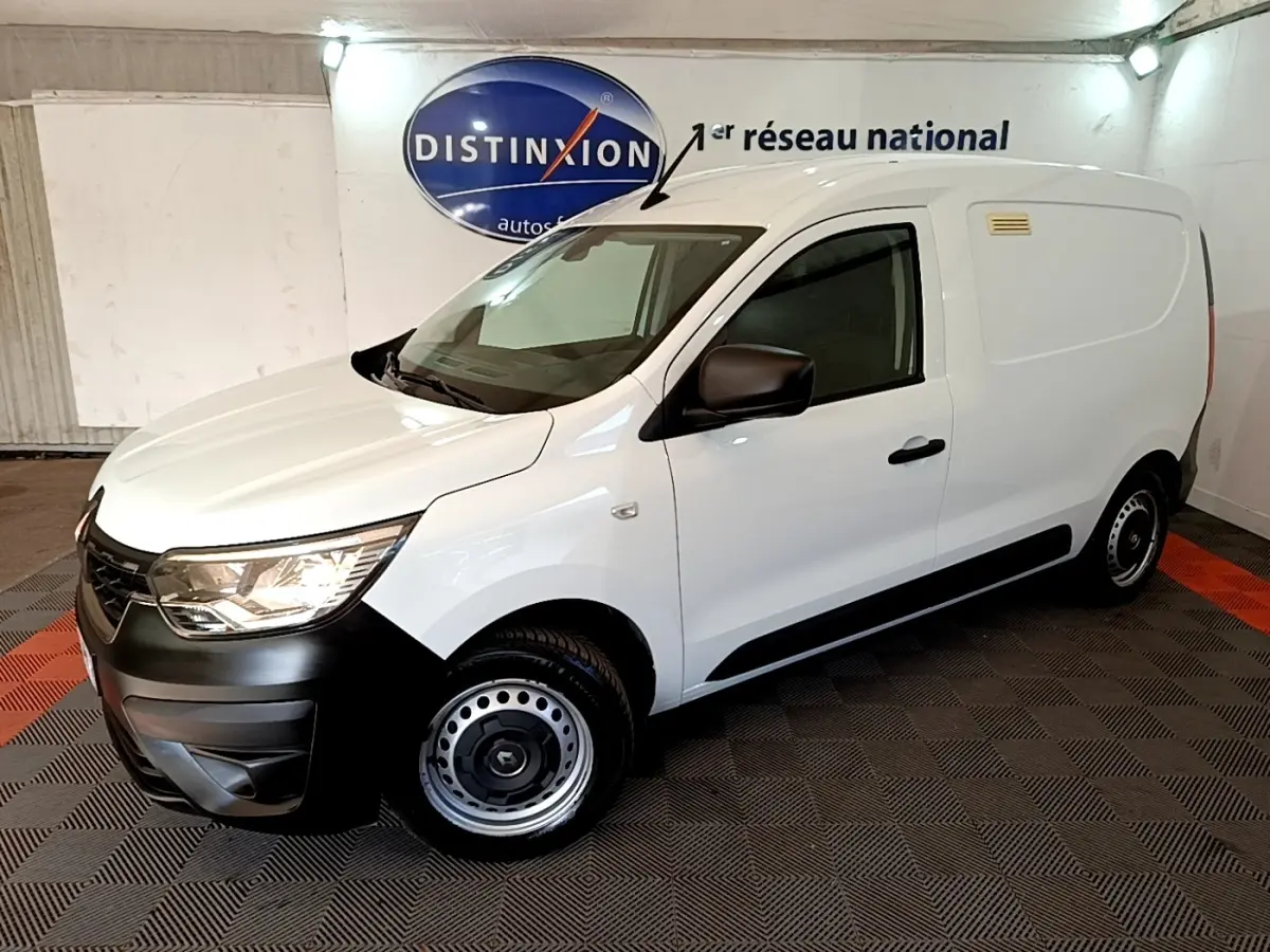 Renault Express blanc vue 3/4 avant droit, fourgon utilitaire avec pare-chocs noirs et jantes acier.