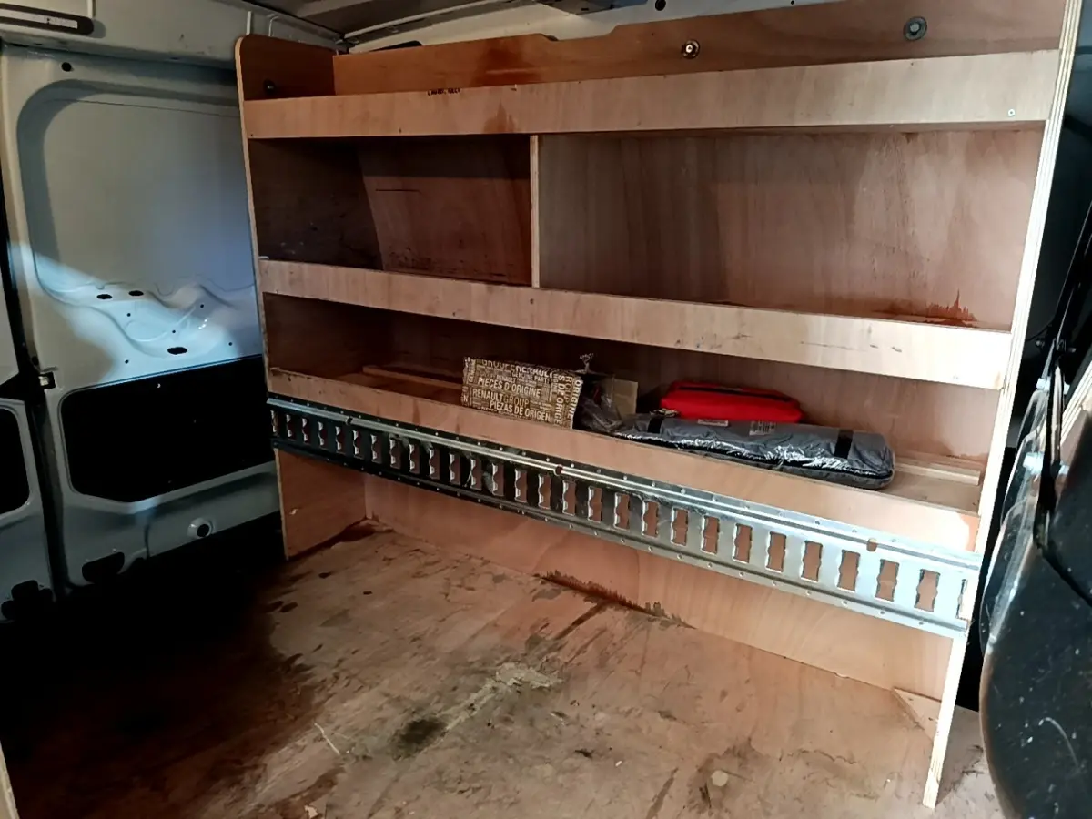 Vue intérieure arrière droite du Renault Express blanc 2021 avec aménagements en bois pour rangement et chargement.