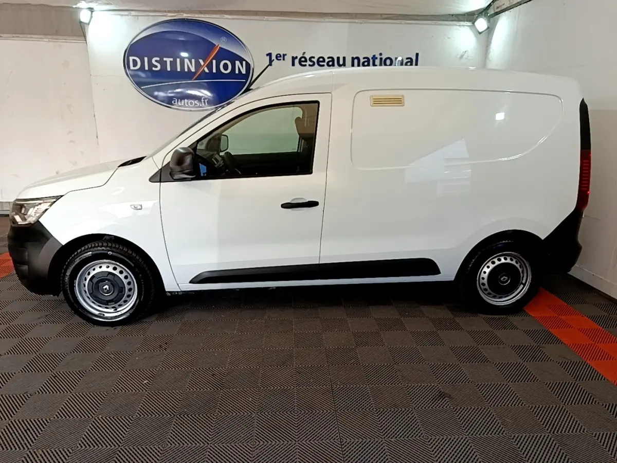 Vue latérale droite d'un utilitaire Renault Express blanc avec cloison pleine et jantes acier.