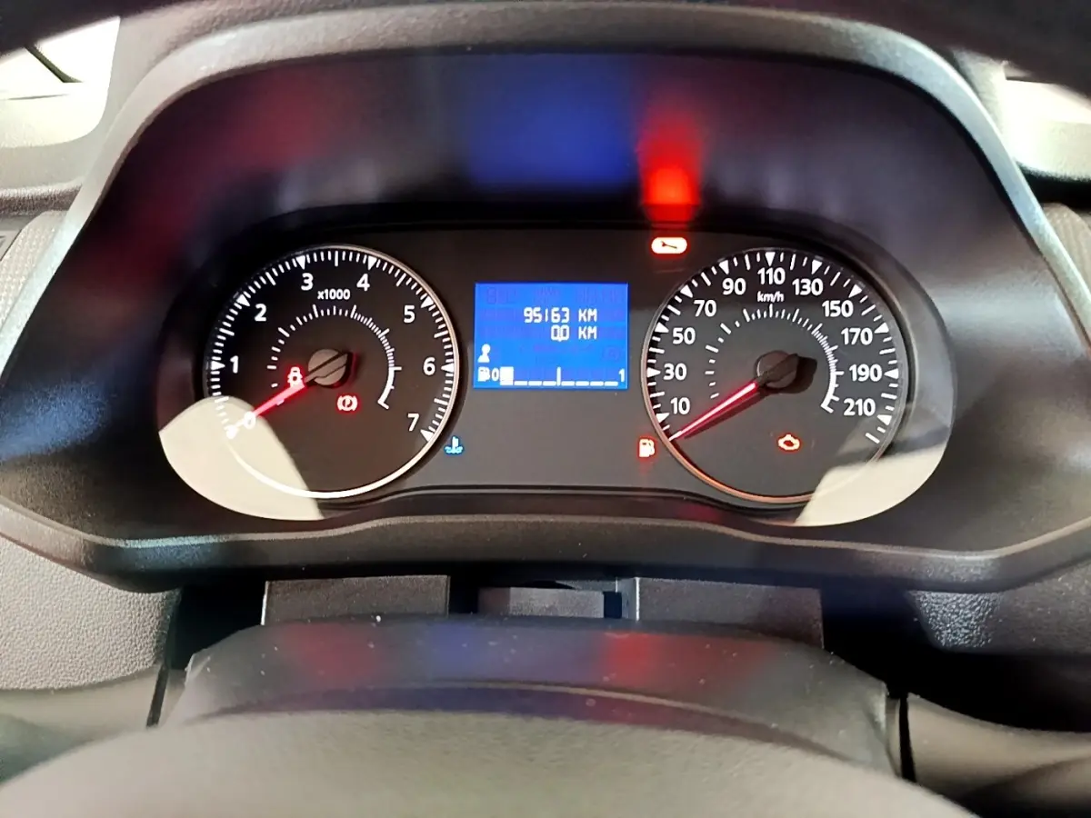 Vue rapprochée du tableau de bord noir du Renault Express 2021, affichant compte-tours, vitesse et écran digital bleu.