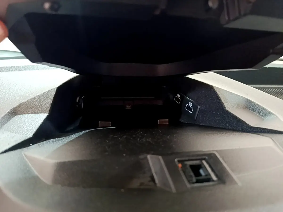 Gros plan sur le compartiment de chargement USB avant du tableau de bord noir du Renault Express blanc Confort 2021.