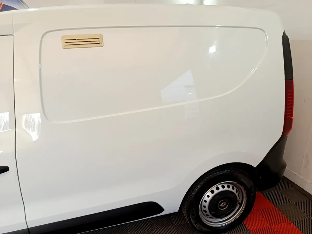 Vue latérale droite d’un Renault Express blanc 2021 avec cloison pleine et jante acier noire.