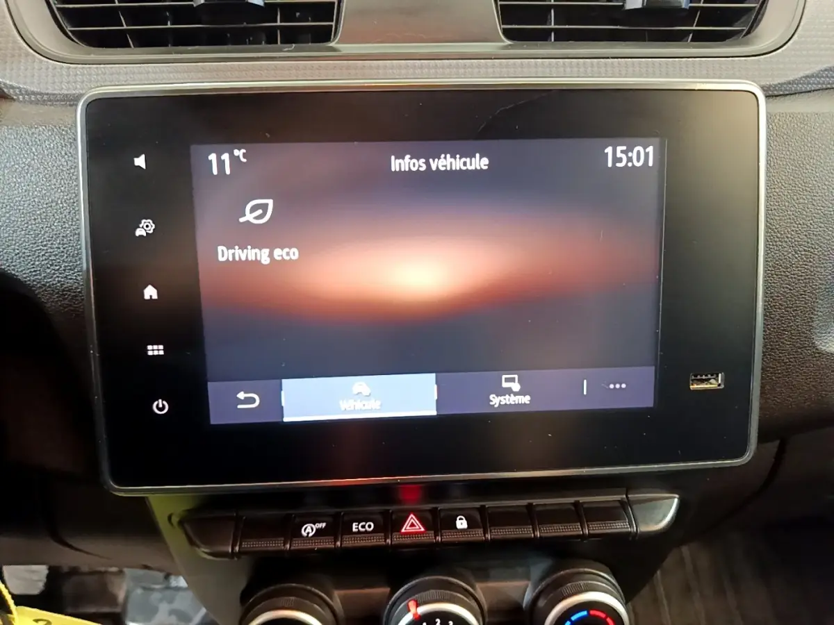 Écran tactile central affichant les infos véhicule dans un Renault Express blanc, vue intérieure frontale.