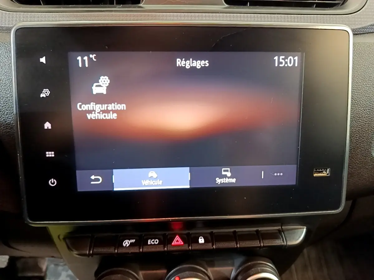Écran tactile central du tableau de bord du Renault Express blanc, affichant le menu de configuration véhicule.