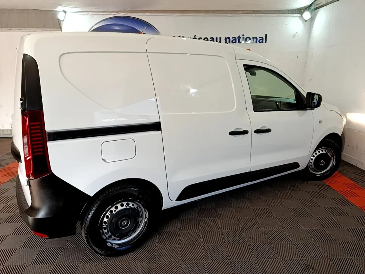 Renault Express blanc en vue profil droit, fourgon utilitaire avec portes latérales pleines et jantes acier noires.