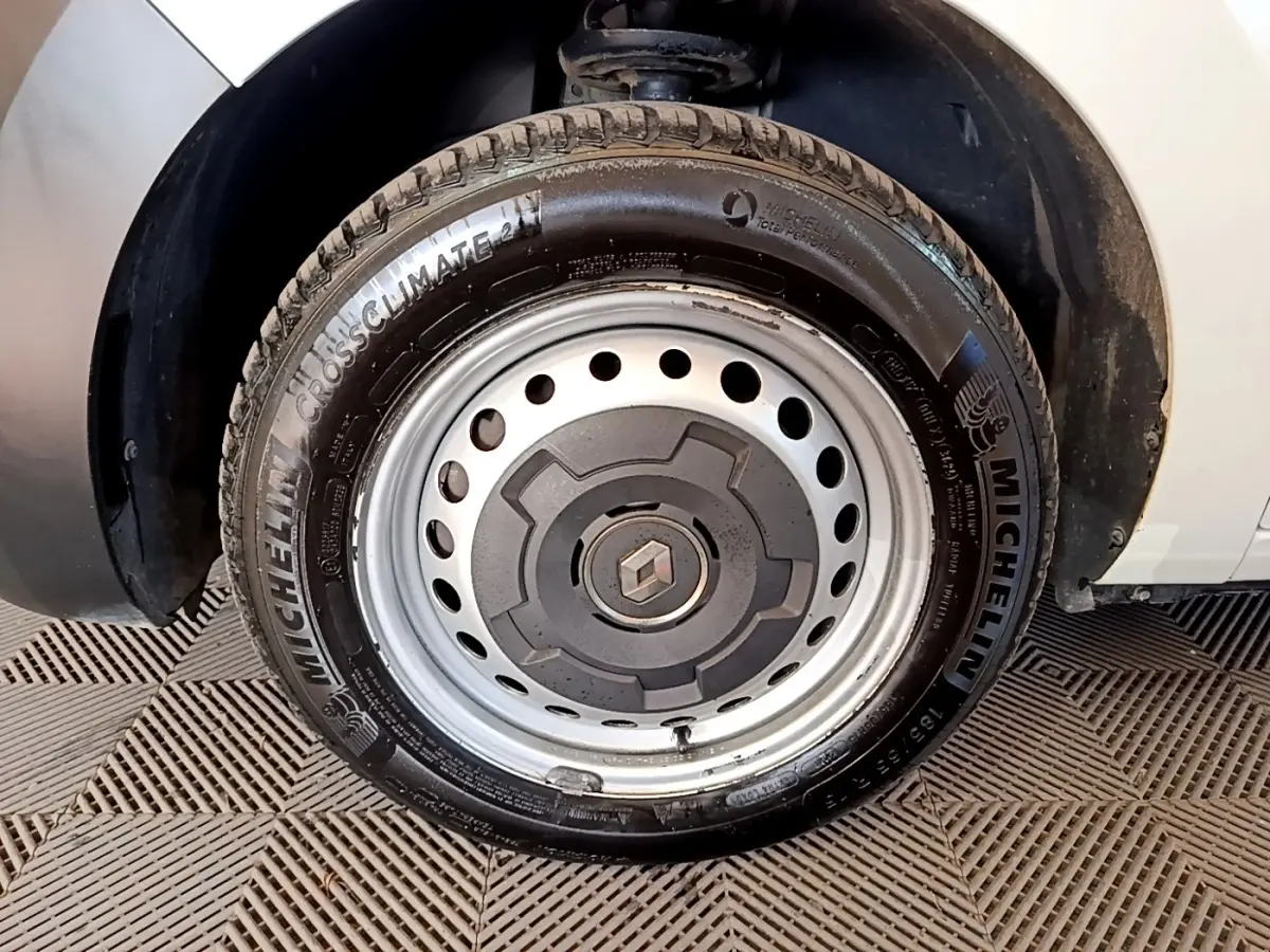 Gros plan sur la roue avant droite blanche d’un Renault Express 2021 avec jante acier et logo Renault central.