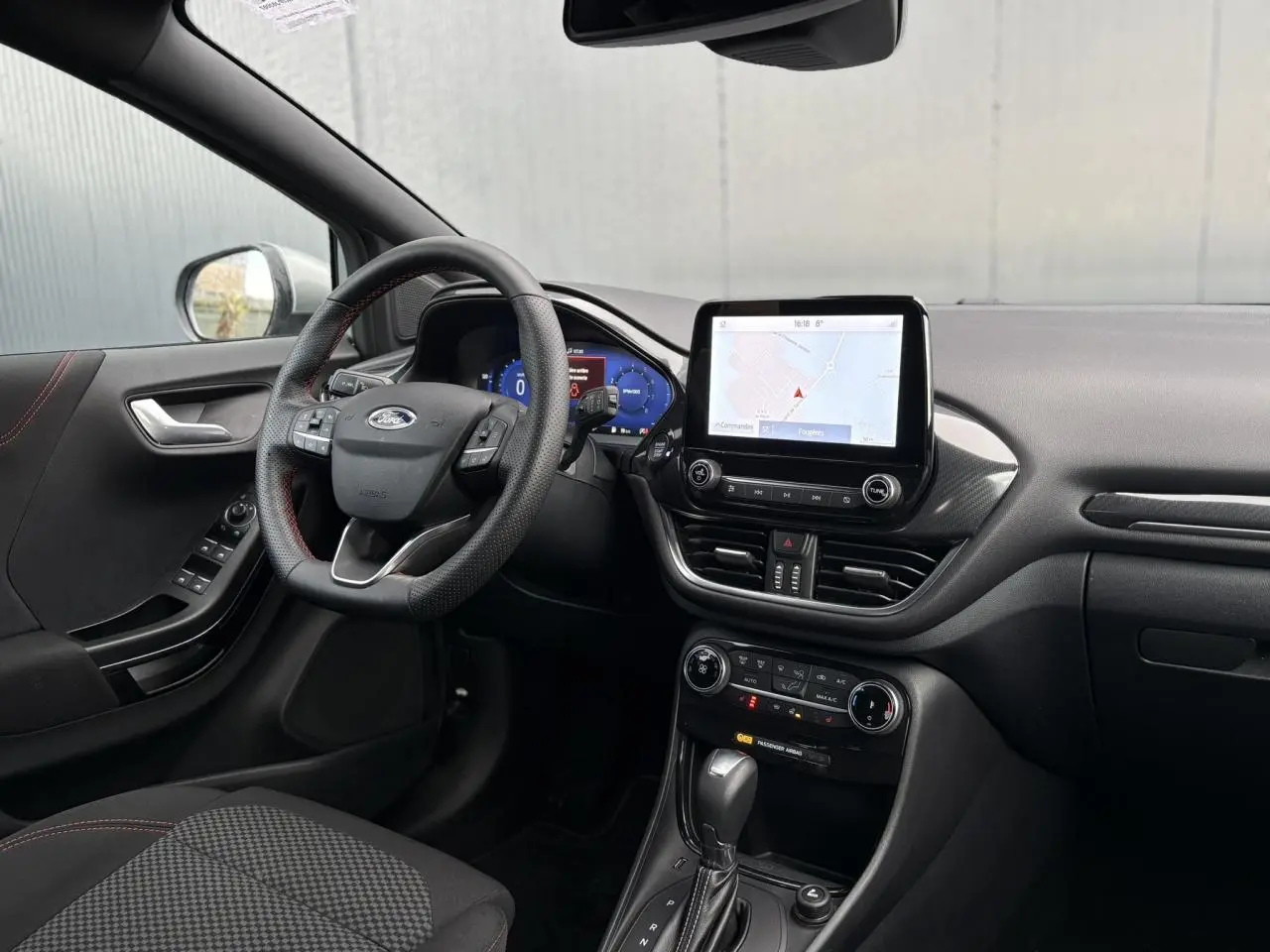 Vue intérieure côté conducteur du Ford Puma 2023 avec tableau de bord numérique et écran tactile GPS.