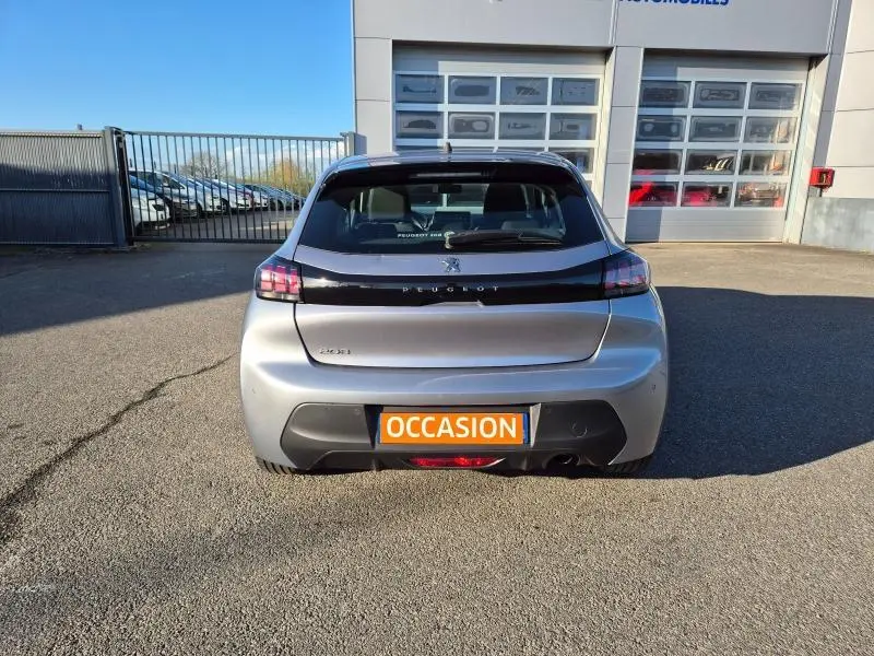 Vue arrière d'une Peugeot 208 gris Artense 2020 avec feux arrière noirs et plaque "OCCASION" visible.