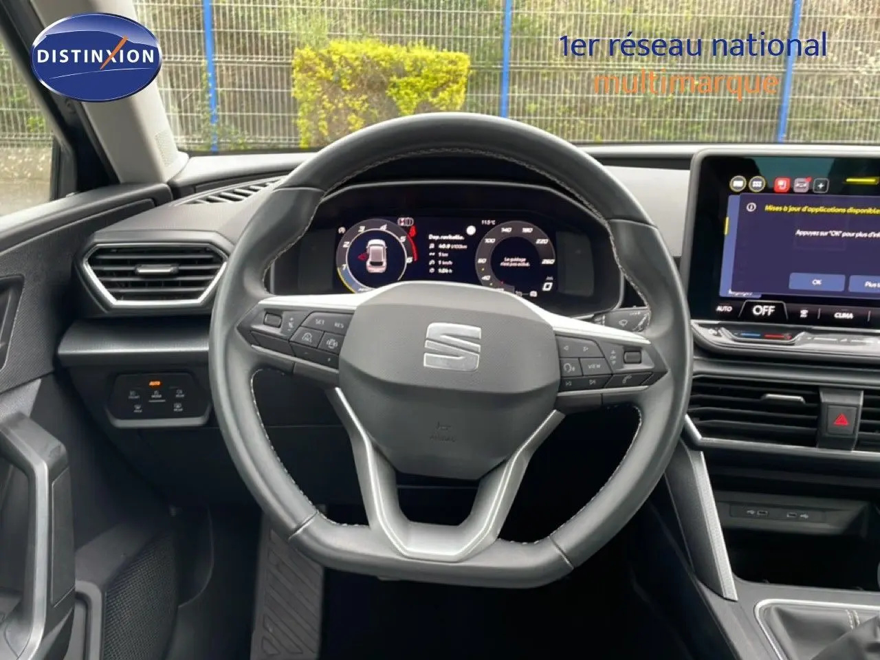 Vue intérieure centrée sur le volant cuir et le tableau de bord numérique d'une SEAT LEON 2025, finition Style XL.