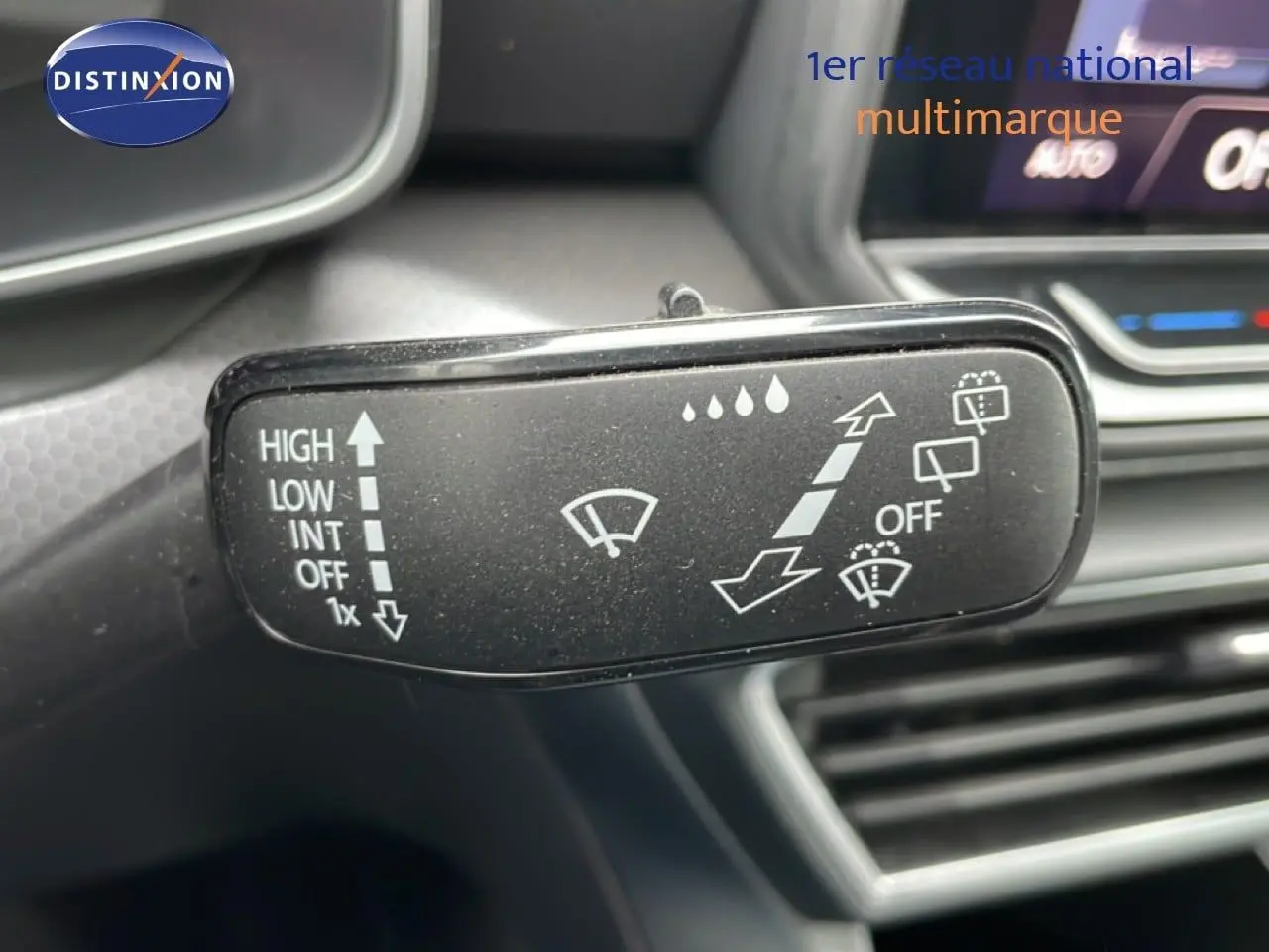 Gros plan sur la commande d’essuie-glace du SEAT LEON bleu Fjord, détails des réglages visibles.