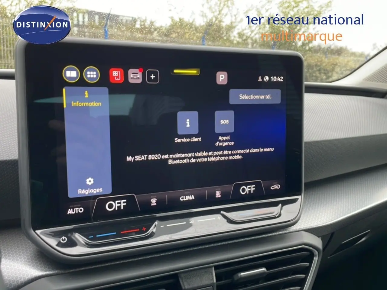 Vue intérieure du tableau de bord du SEAT LEON 2025 avec écran tactile central allumé et ambiance moderne.