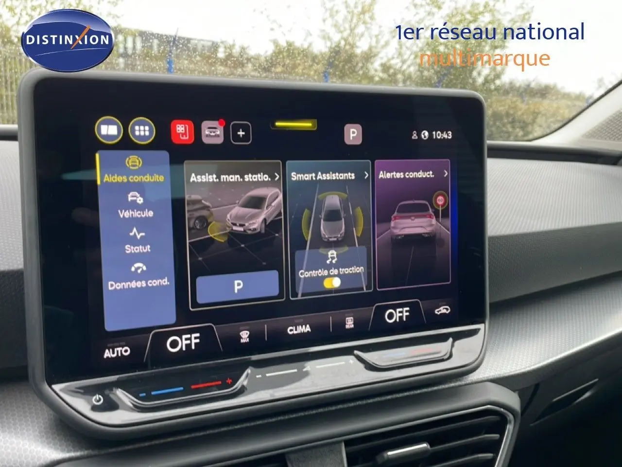 Écran tactile central du tableau de bord de la SEAT LEON 2025, affichant les aides à la conduite, vue côté droit intérieur.