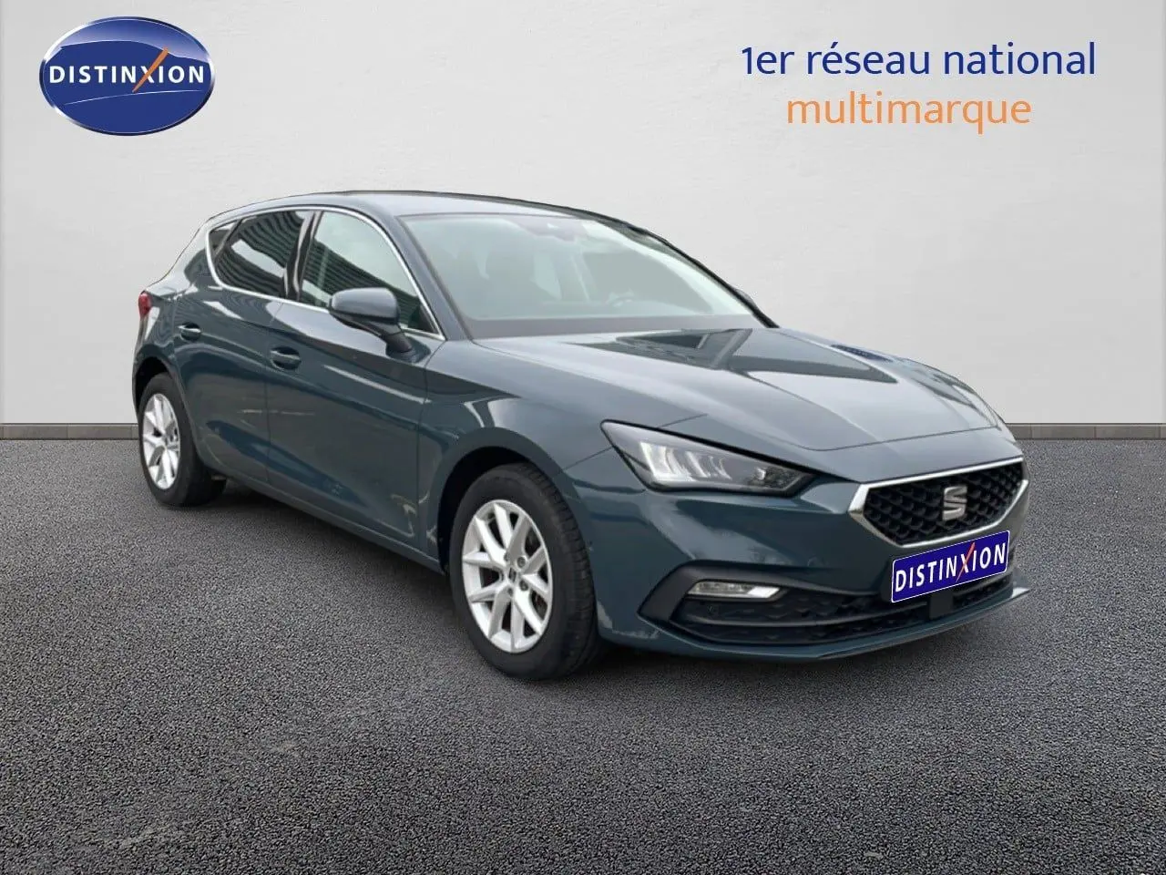 Vue 3/4 avant gauche d'une SEAT LEON 2025 bleu fjord avec jantes alliage et calandre distinctive.