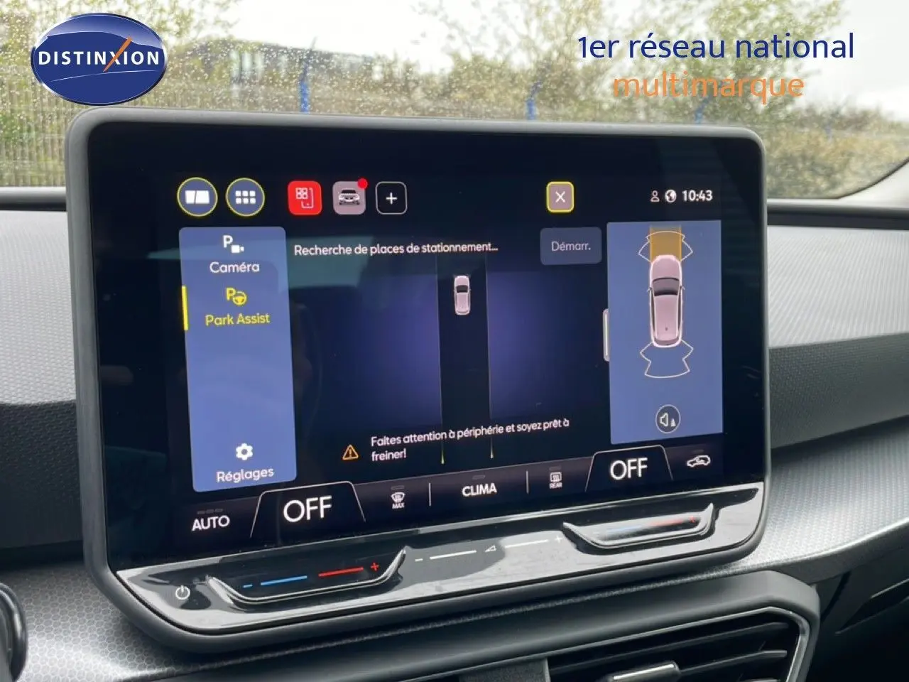 Écran tactile du système d'aide au stationnement de la SEAT LEON 2.0 TDI bleu Fjord, intérieur côté droit.