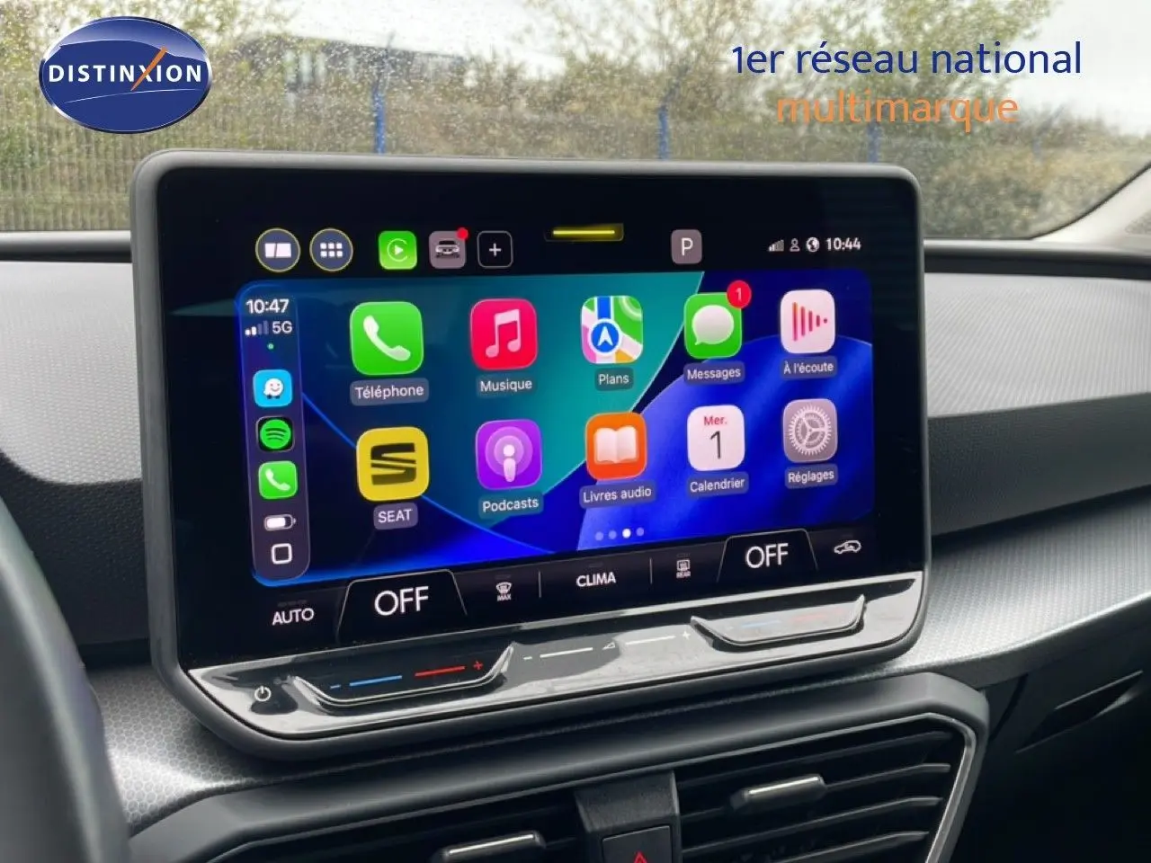 Écran tactile central du tableau de bord d'une SEAT LEON 2.0 TDI 115CH STYLE XL avec interface connectée visible.