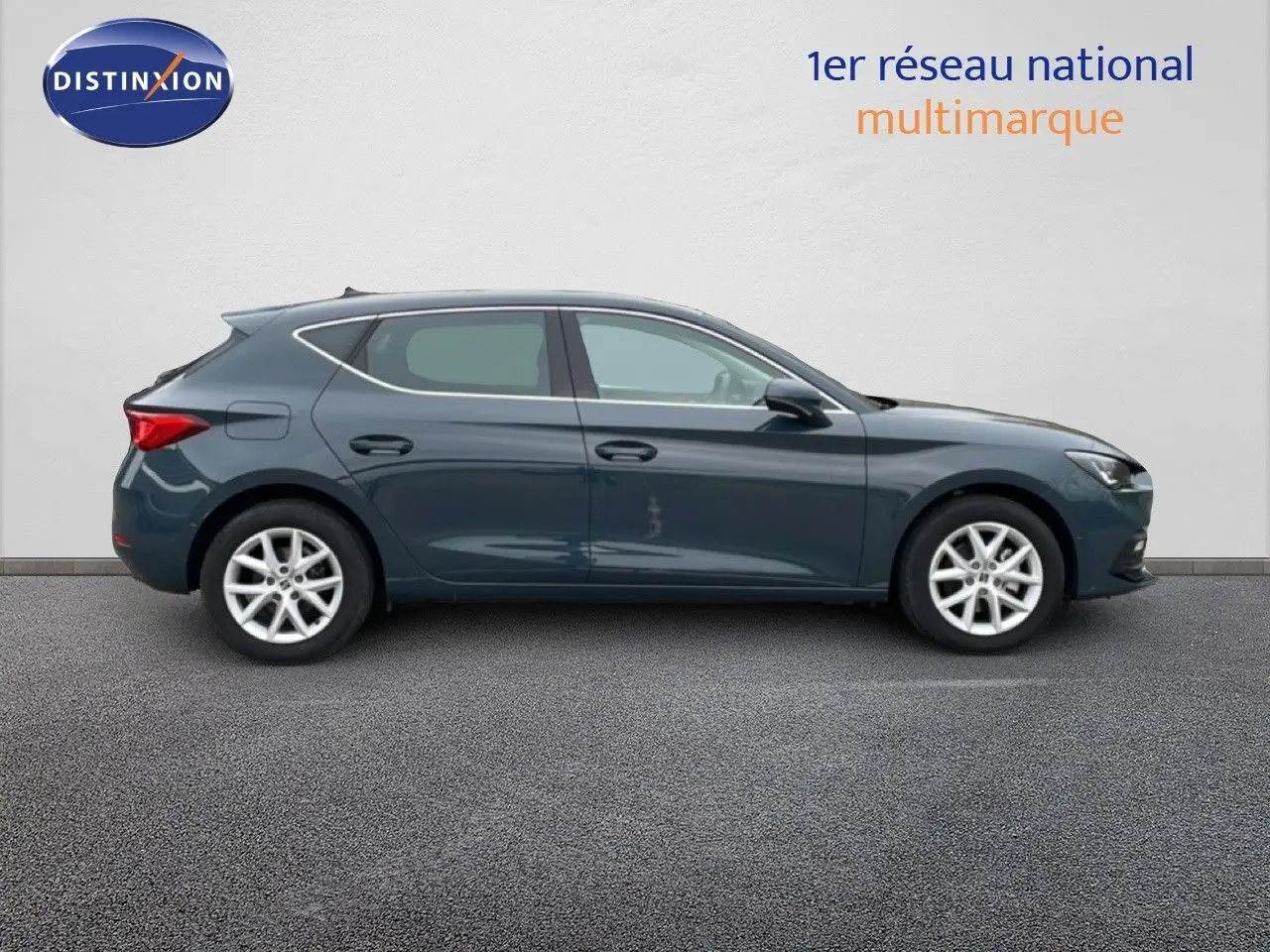 Vue latérale droite d'une SEAT LEON 2.0 TDI 115CH STYLE XL bleu fjord, avec jantes alliage et lignes épurées.