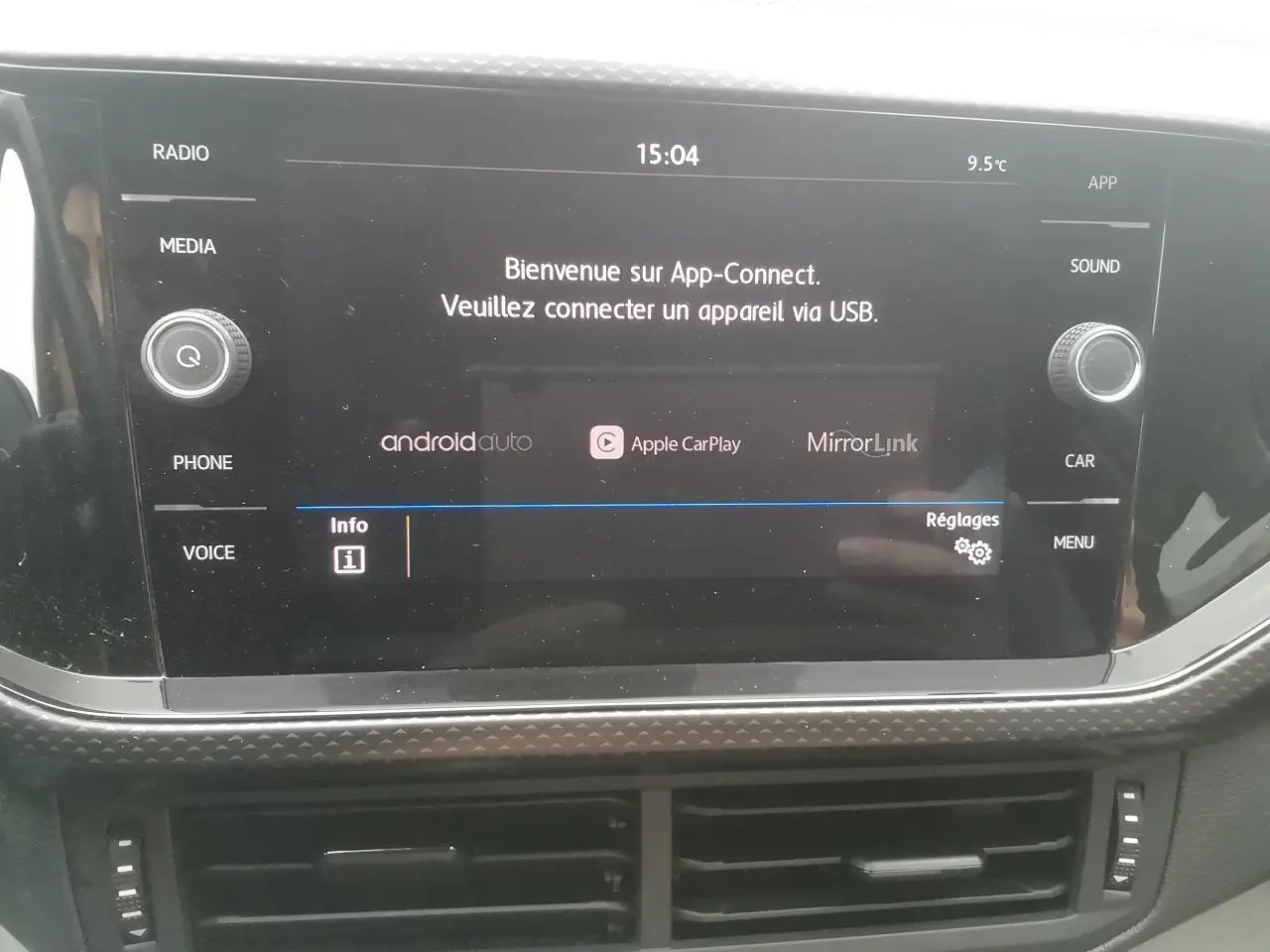 Vue intérieure centrée sur l'écran tactile 8 pouces du Volkswagen T-Cross blanc de 2020, affichant App-Connect.