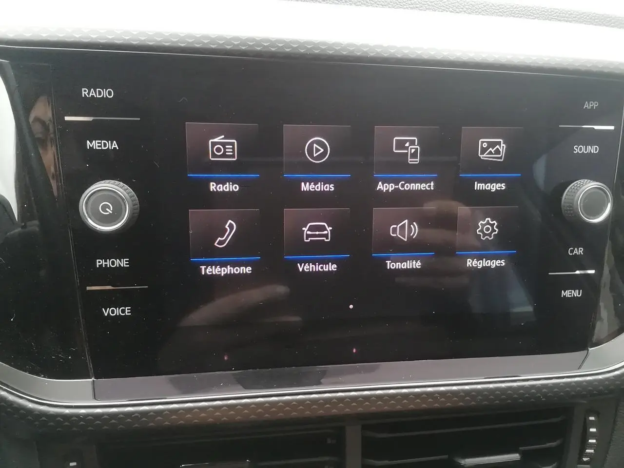 Écran tactile 8 pouces du Volkswagen T-Cross blanc, affichant le menu principal multimédia et véhicule.